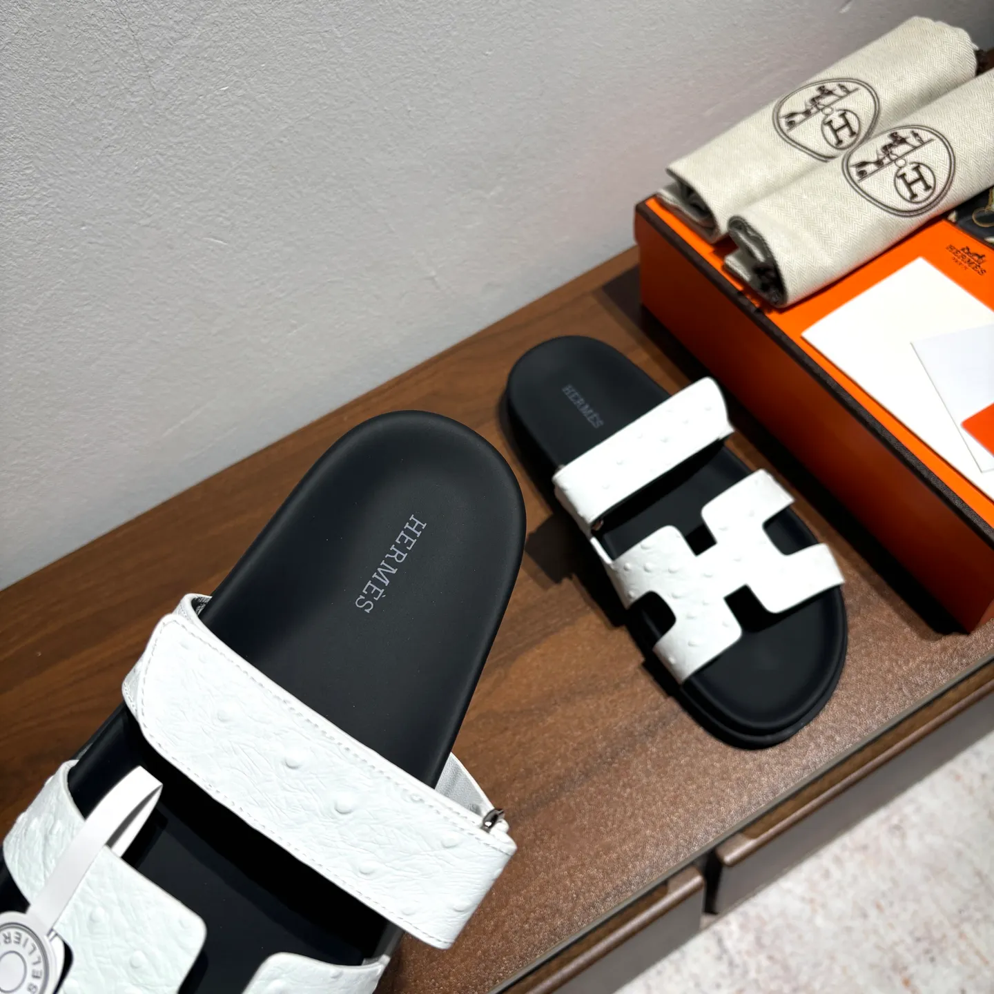 👟👟Ex-factory price 520👟👟 Men's size +10 Brand💗: HERMES Number💗: H8018-210199 Color💗: Ostrich pattern new color system Size 💗: 35 to 40 38-45 Upper material: imported calfskin Outsole material: Tpu anti-slip and wear-resistant outsole 🆕🆕🆕HERMES 2025 latest color matching, original purchased and dismantled, imported custom fabrics. All colors have been adjusted N times, striving to be zero different from the original! The top version for women 💰 Erjie's shoes that have become extremely popular recently - chypre sandals, which are comfortable for all ages and are cute and cute. Paired with various colored socks, it’s so trendy